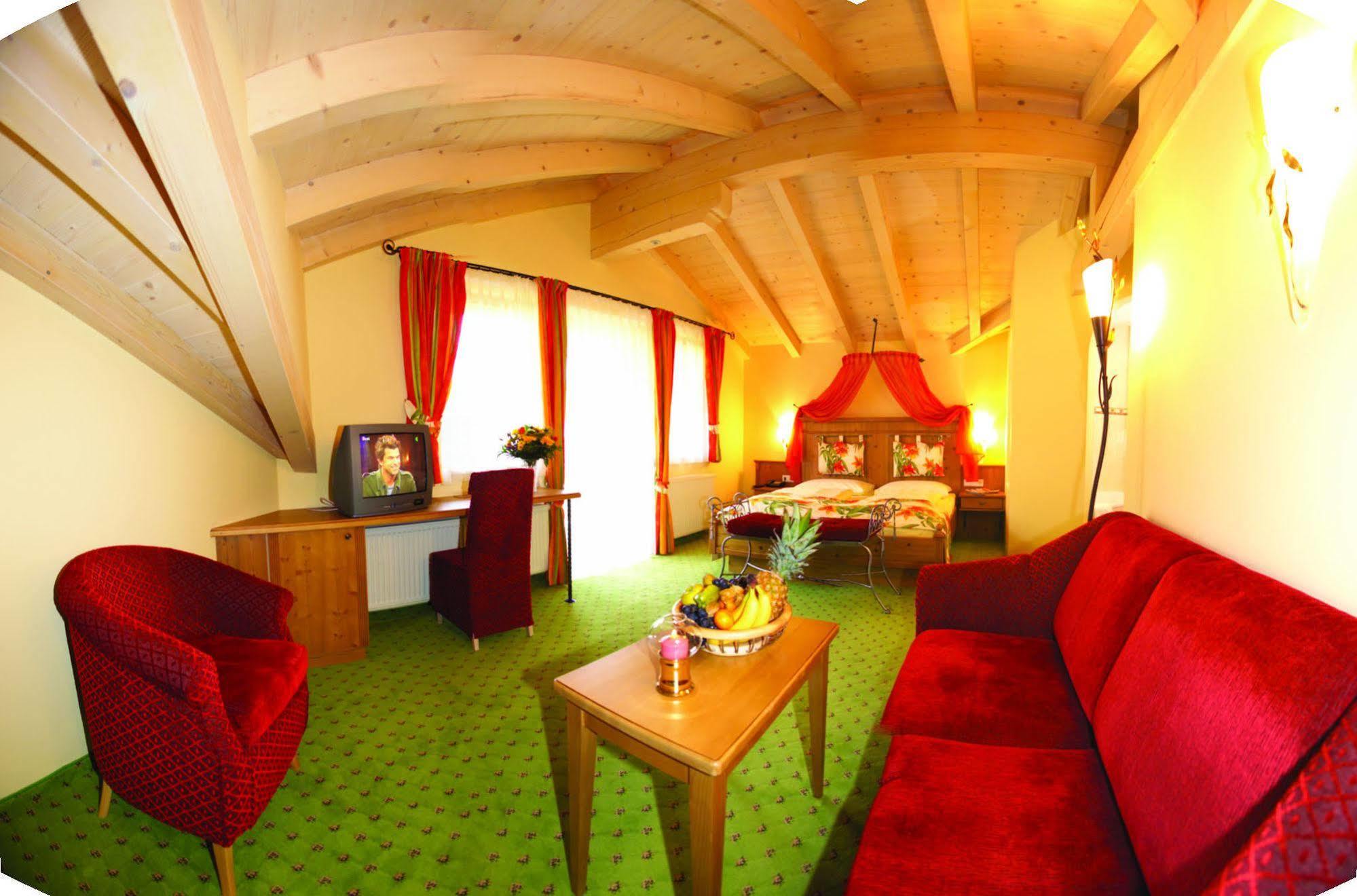 Hotel Vitaloase Zu Den Drei Bruedern Unken Bagian luar foto